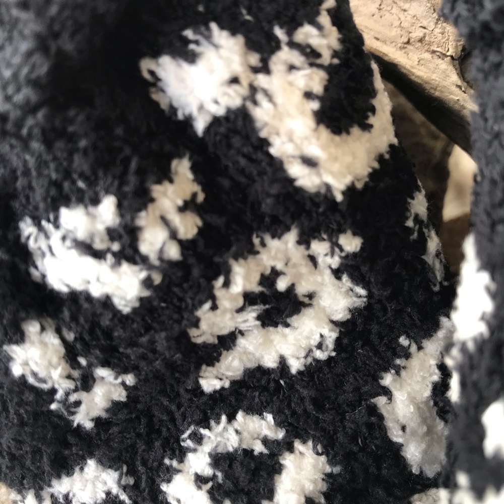 🌻4/$20 Women’s Coral Velvet Black White Animal Print Socks - Picture 4 of 5